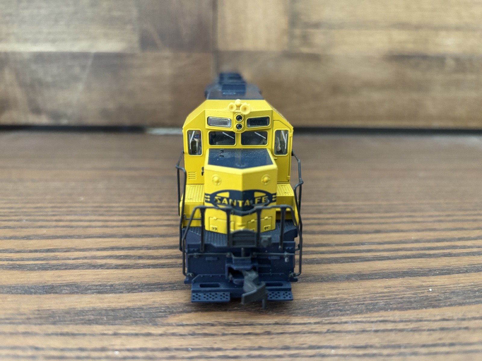 KATO HO Santa Fe 37-042 2848 GP35 Locomotive Runs Well