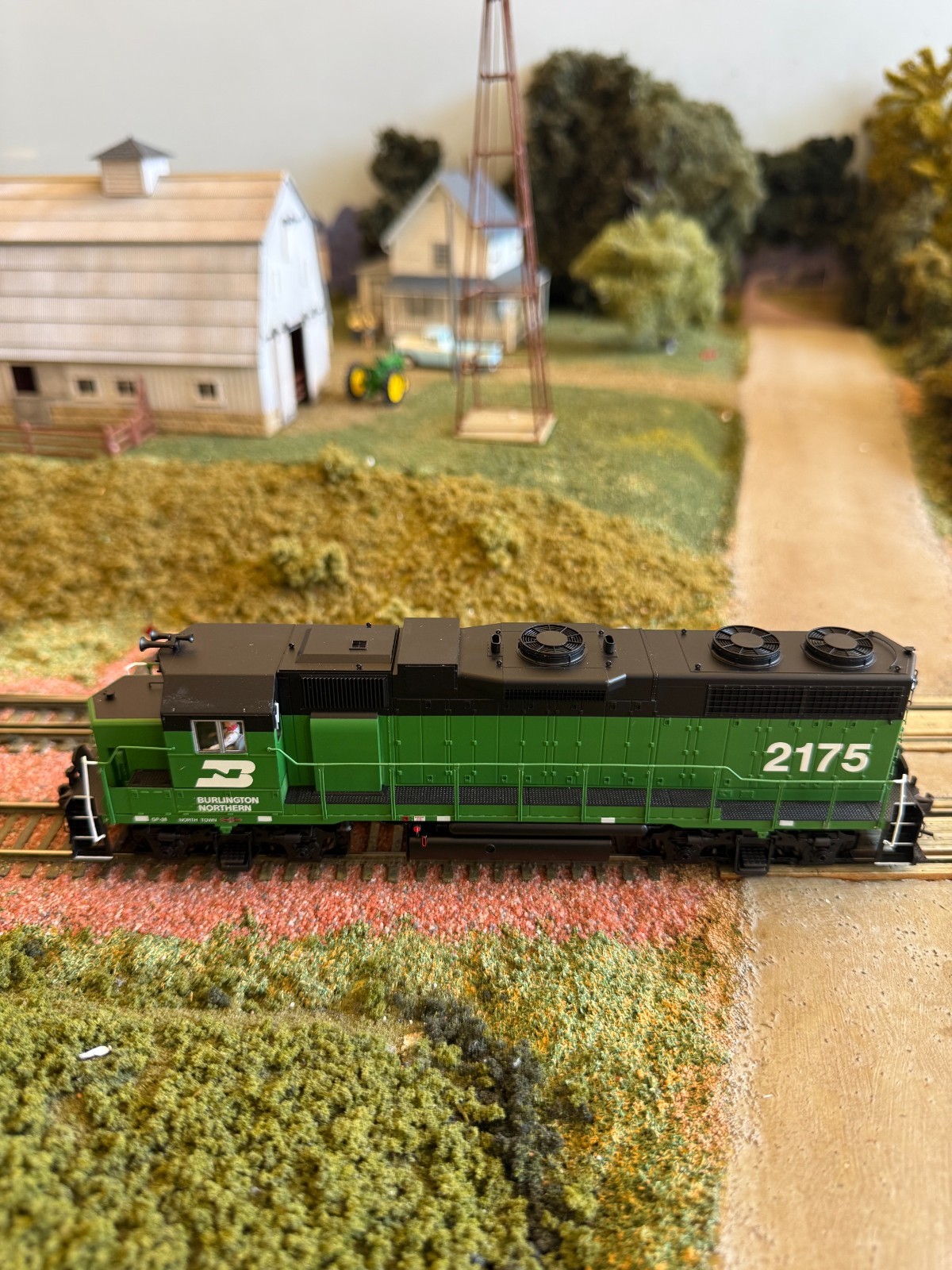 HO Atlas Classic 8954 GP38 Burlington Northern #2175. DC/DCC Decoder. TRO. IOB.