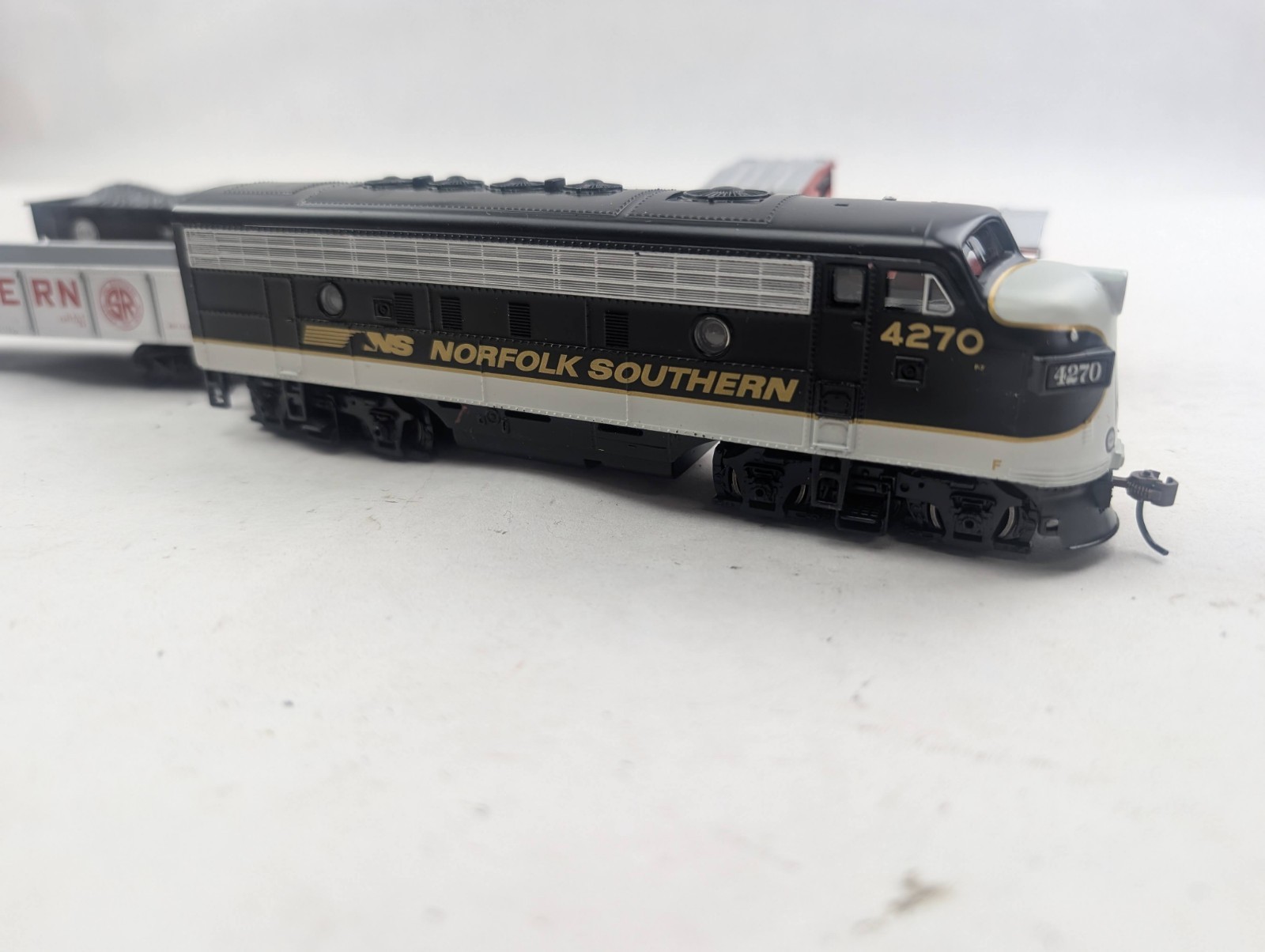 Bachmann 4270 HO Gauge Model Railroad Norfolk Southern Diesel Locomotive Used