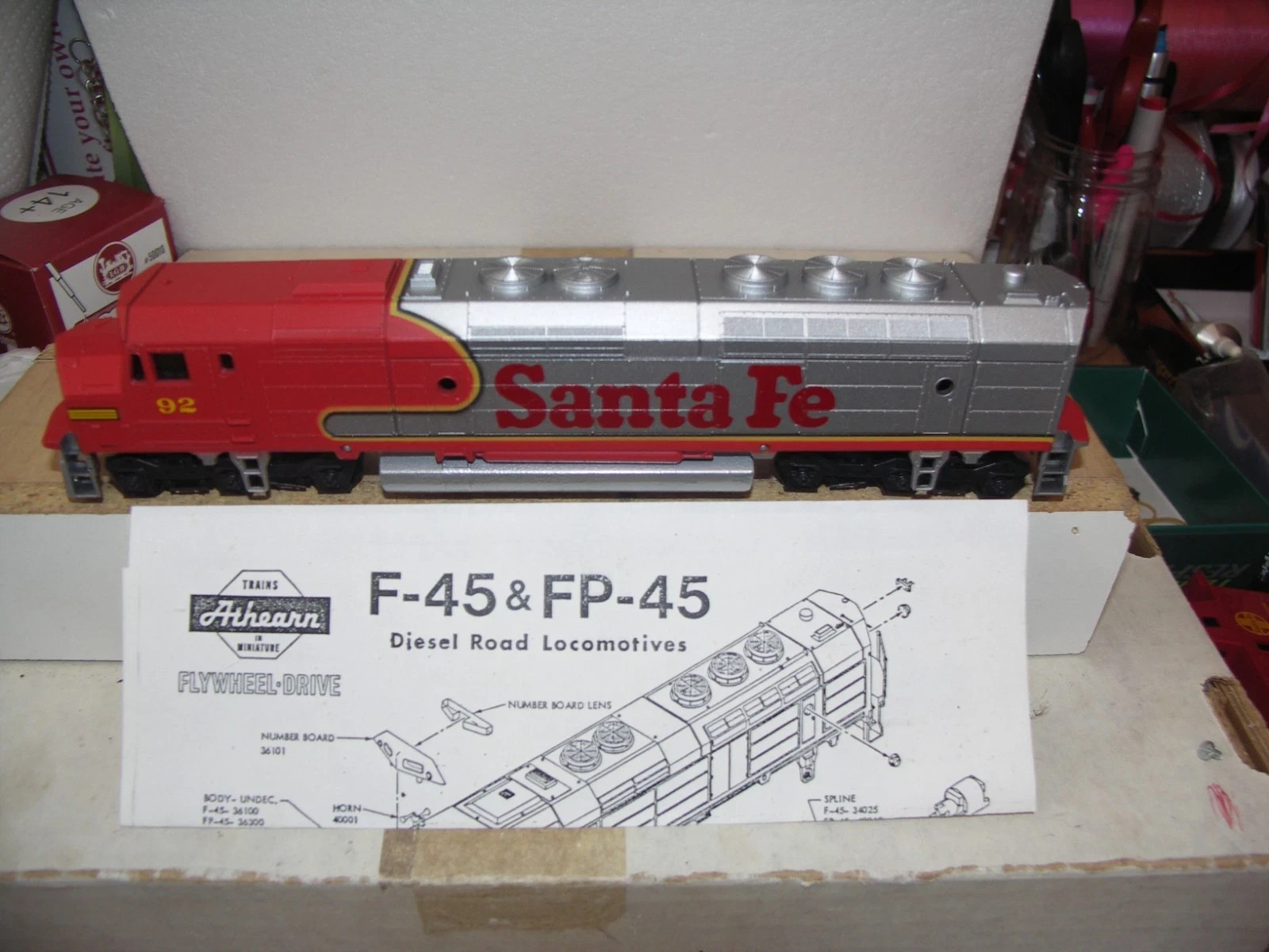 HO SCALE SANTA FE PASSENGER NON-POWERED FP-45 DIESEL LOCO, NEW/UNUSED/OB
