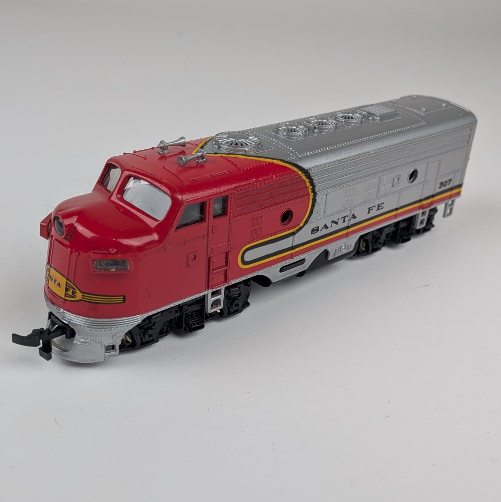 Bachmann HO Scale F9 – Santa Fe – Good Condition with Box, Tested