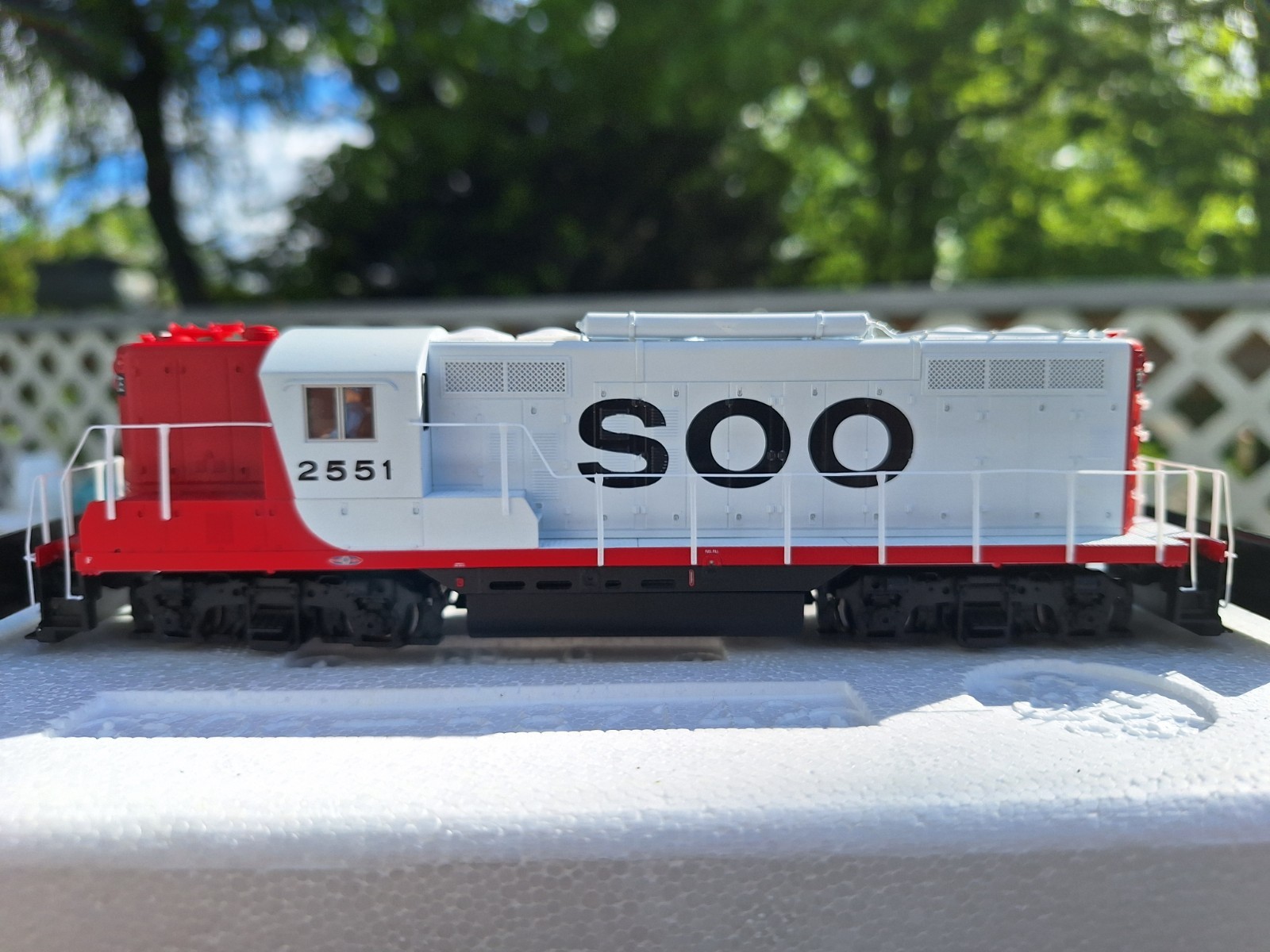 PROTO 2000 Diesel EMD GP9 Phase I Powered w/Sound & DCC (QSI) — Soo Line #2551