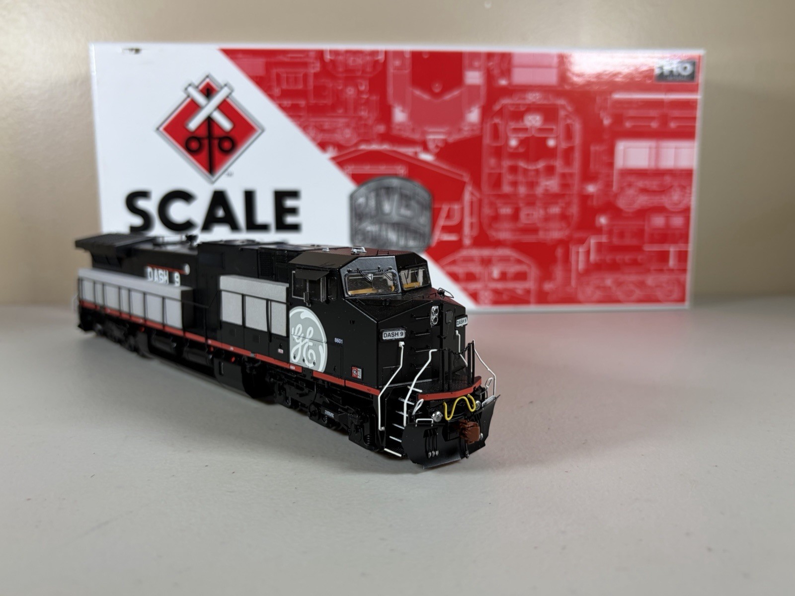 HO ScaleTrains DCC Sound GE Demonstrator C44-9w #8601