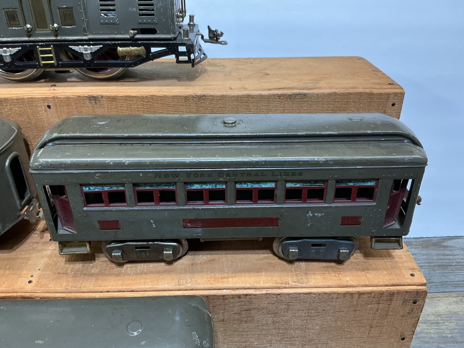 Lionel Standard Gauge #10 ENGINE and 3 Passenger Cars RUNS GOOD
