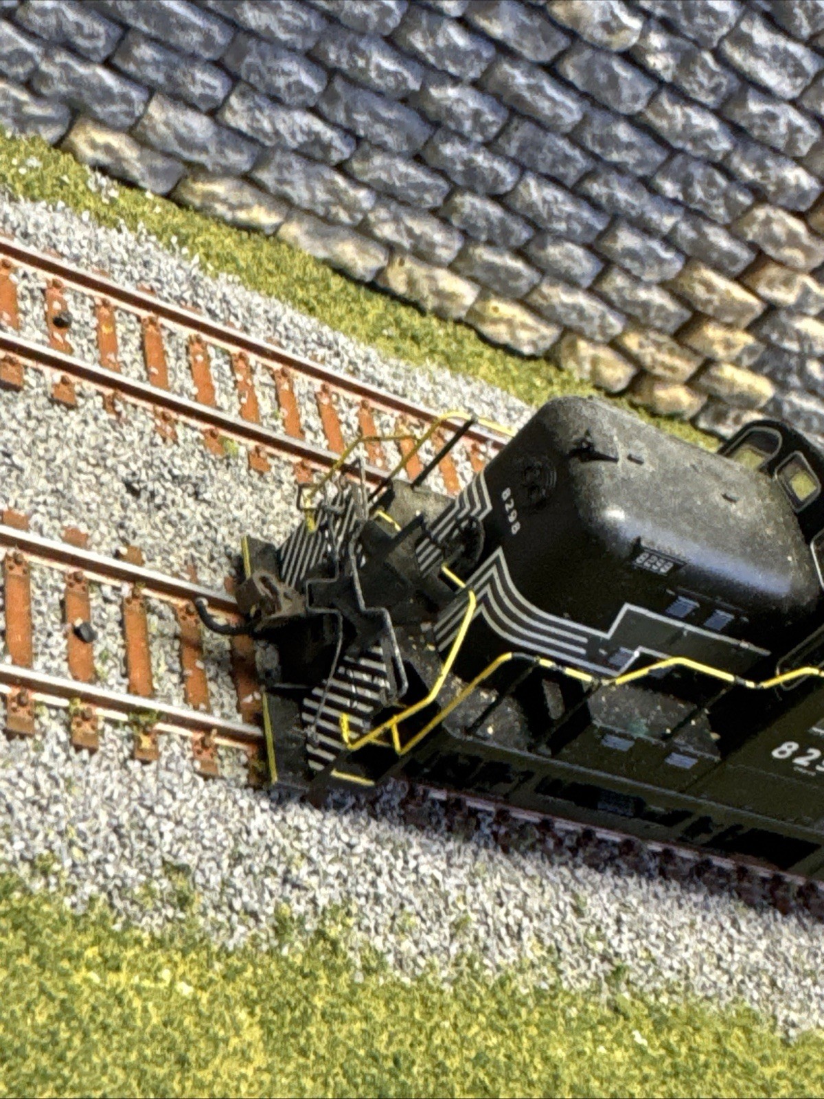 BACHMANN HO ALCO RS-3 DIESEL POWERED LOCOMOTIVE NYC 8298 – DCC ON BOARD