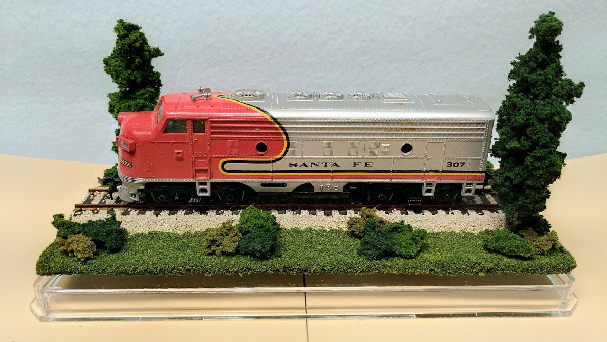 HO SCALE 9″ SINGLE TRACK DISPLAY CASE -“SUMMER SCENE”-FOR ANY HO TRAIN