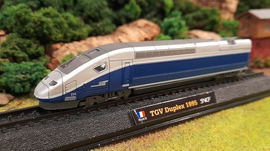 * N Scale * Amercom * SNCF 1995 TGV Duplex High-Speed Train * France *