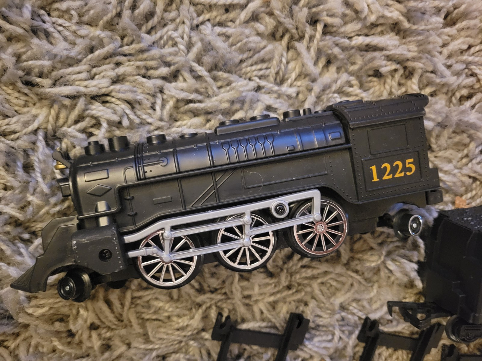 Polar Express Locomotive 1225 Tender Coal & Passenger Cars Lionel Tracks