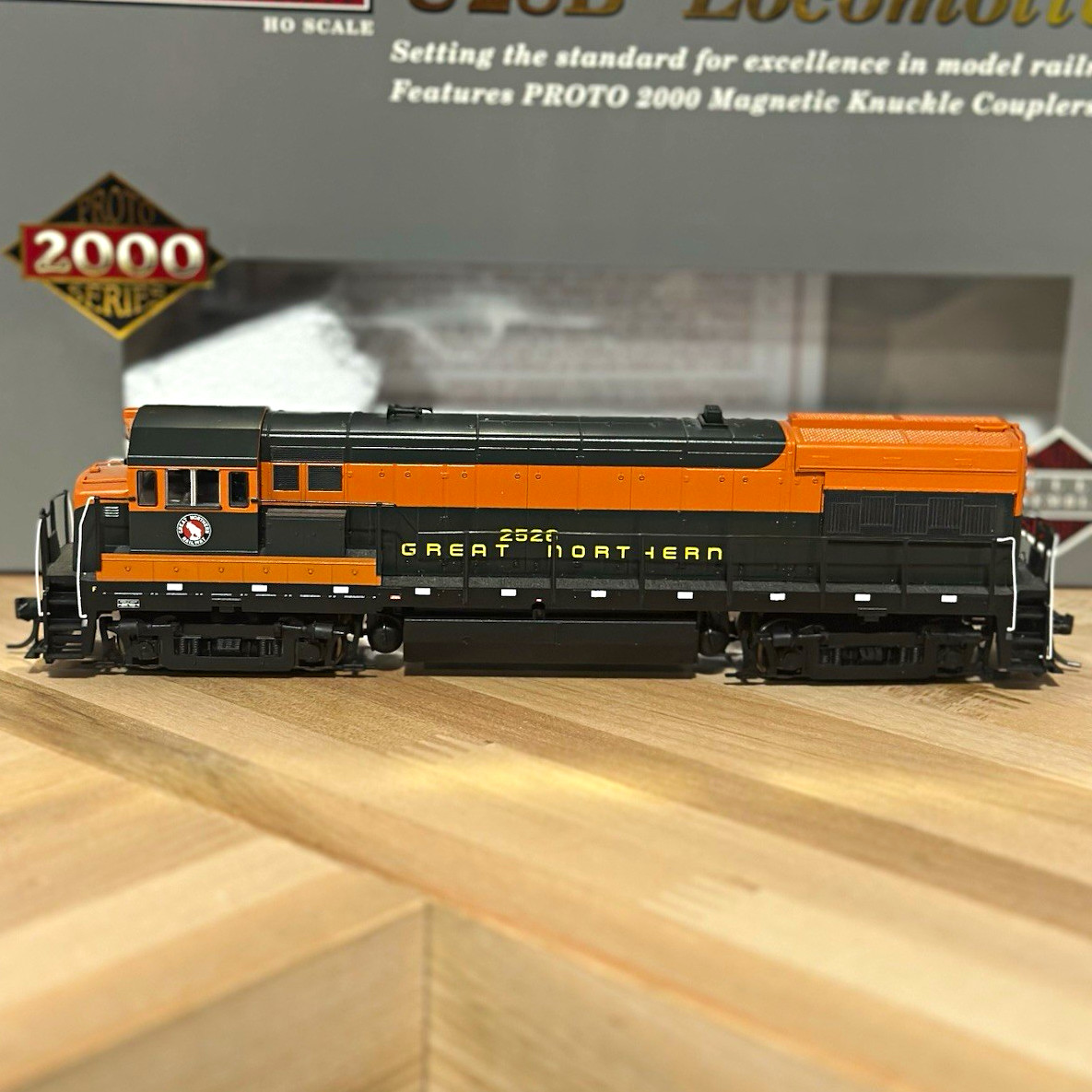 Proto 2000 HO GE U28B Diesel Great Northern #2526 DCC&Sound LNIB