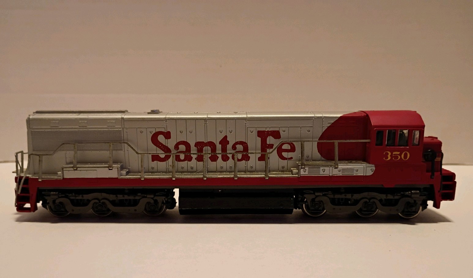 Bachmann GE U36B Diesel Locomotive. Santa Fe #350. Nice Shell!