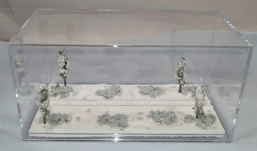 N SCALE – SINGLE TRACK 8″ – DISPLAY CASE – “WINTER SCENE” FOR ANY N TRAIN