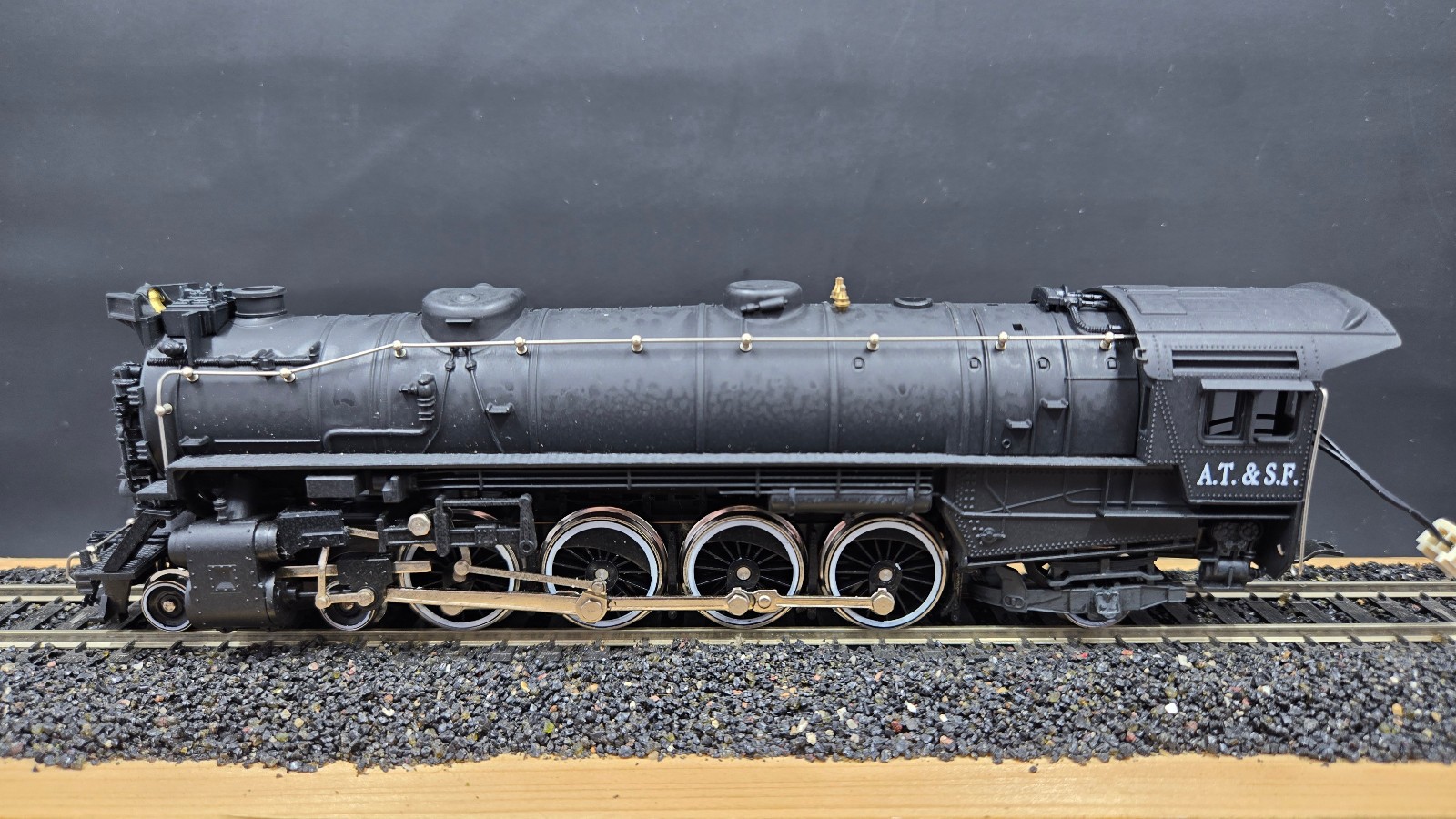 IHC HO 4-8-2 M630 AT&SF Santa Fe 3800 Steam Locomotive in Box