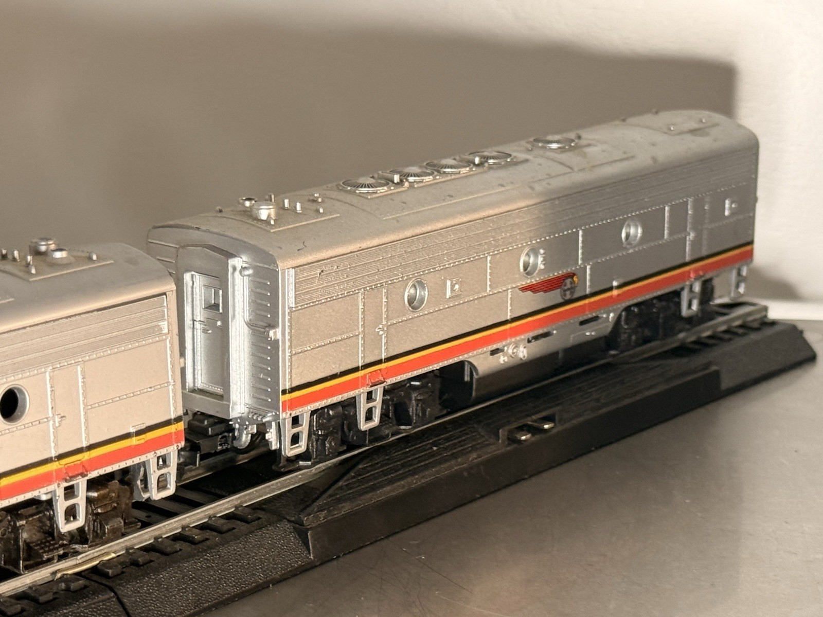 HO Scale Athearn Santa Fe F7 A/B Warbonnet Diesel Locomotive Powered A, Dummy B