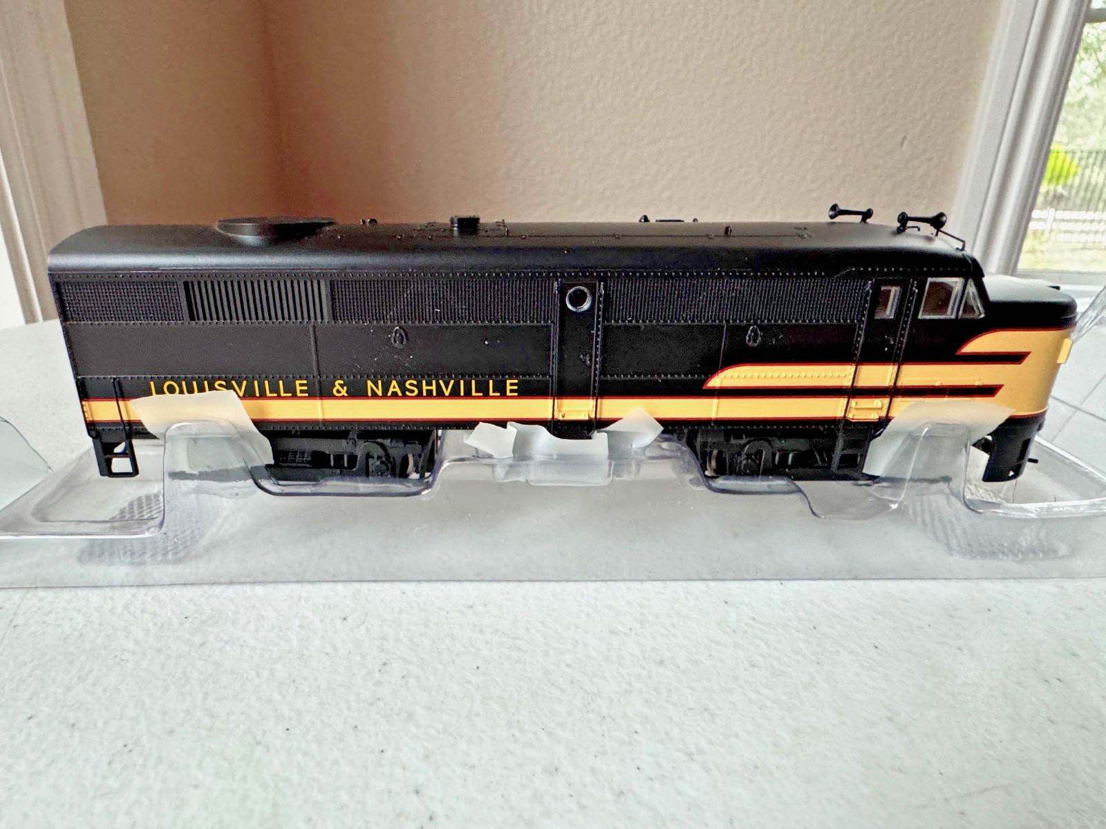 Bachmann #64704 HO FA2 Locomotive-Louisville & Nashville w/DCC & Sound w/box-LN