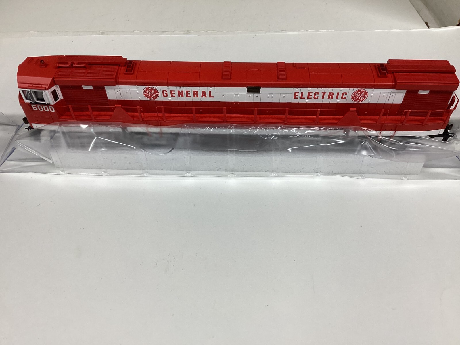 Athearn Genesis G41084 HO scale “GE Demonstrator” U50 DCC READY Rd.#5000
