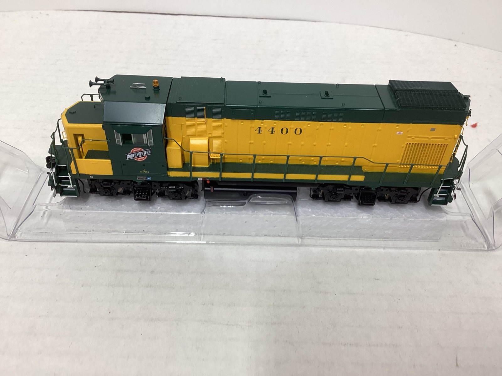 Athearn Genesis #G68003 HO scale “C&NW” GP15-1 Rd.#4400 (OY scheme)