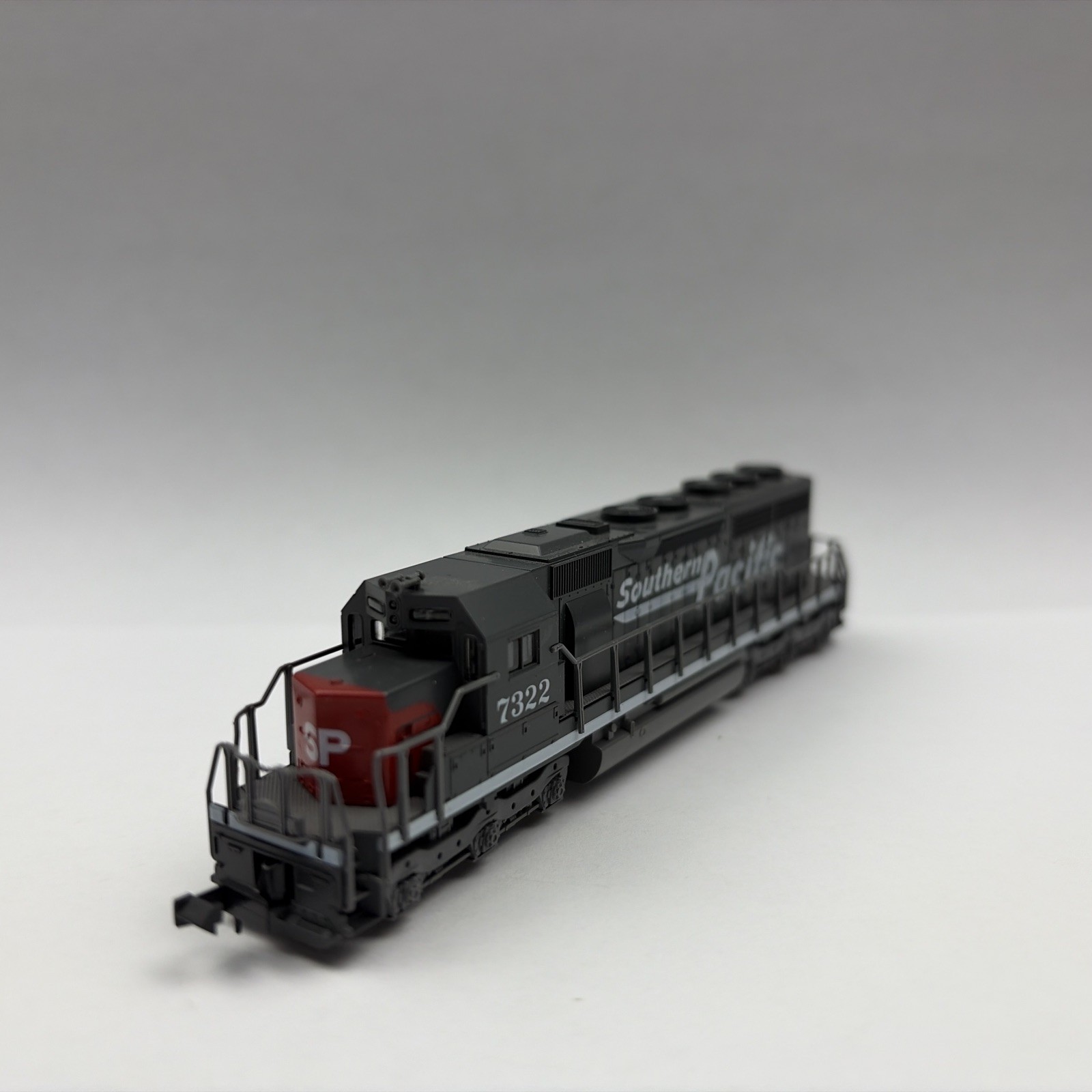 KATO #176-20U POWERED EMD SD40 DIESEL LOCOMOTIVE- SOUTHERN PACIFIC #7322 N