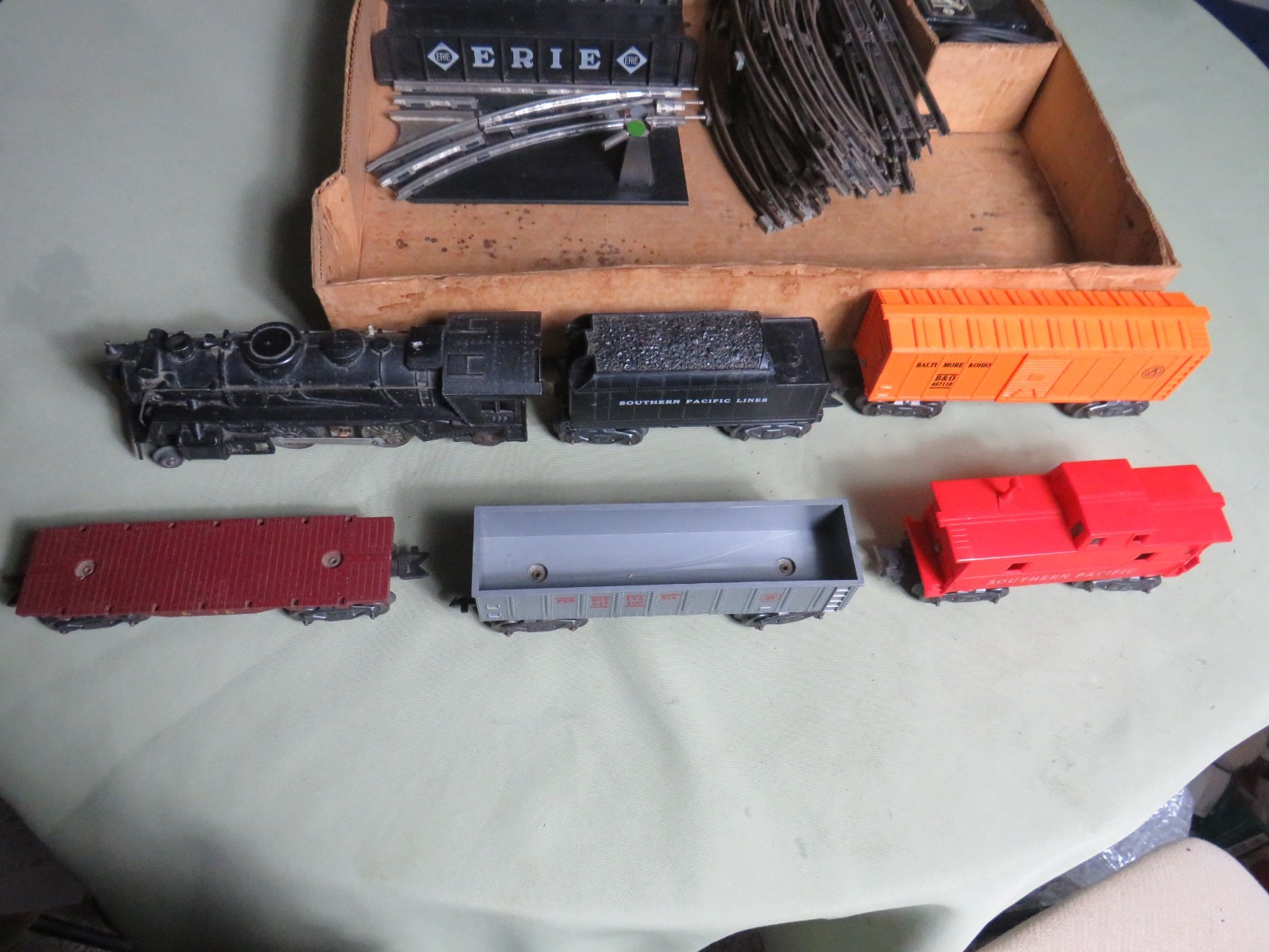 VINTAGE 1950s UNIQUE / MARX O OR 027 GAUGE ELECTRIC FREIGHT TRAIN SET IN BOX