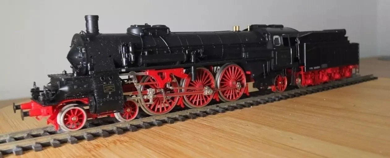 Liliput 40 01 HO gauge DR BR 18.3 steam locomotive in black livery