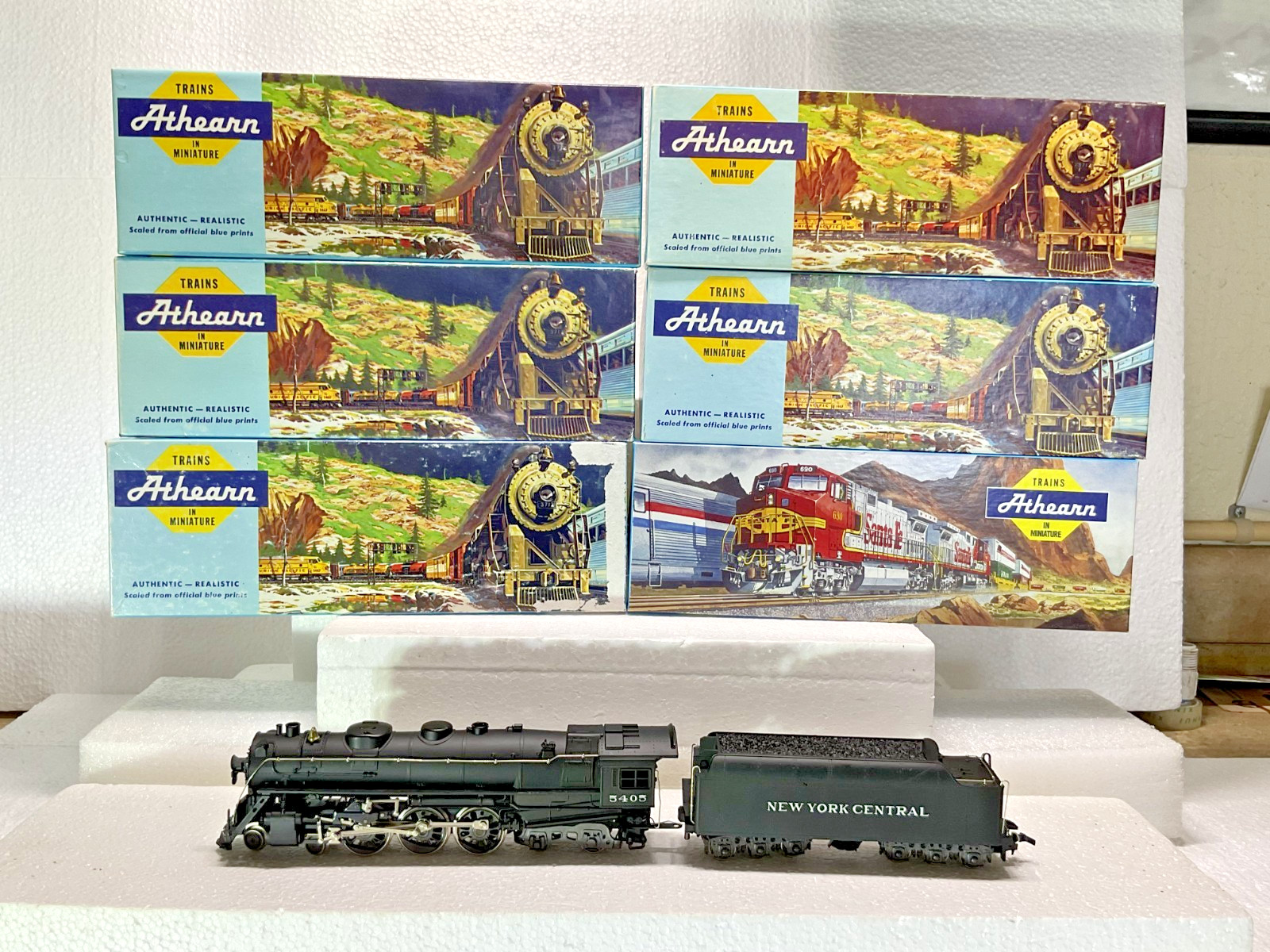 Rivarossi HO Scale NYC Hudson 4-6-4 Steam Locomotive #5405, Six Passenger Cars