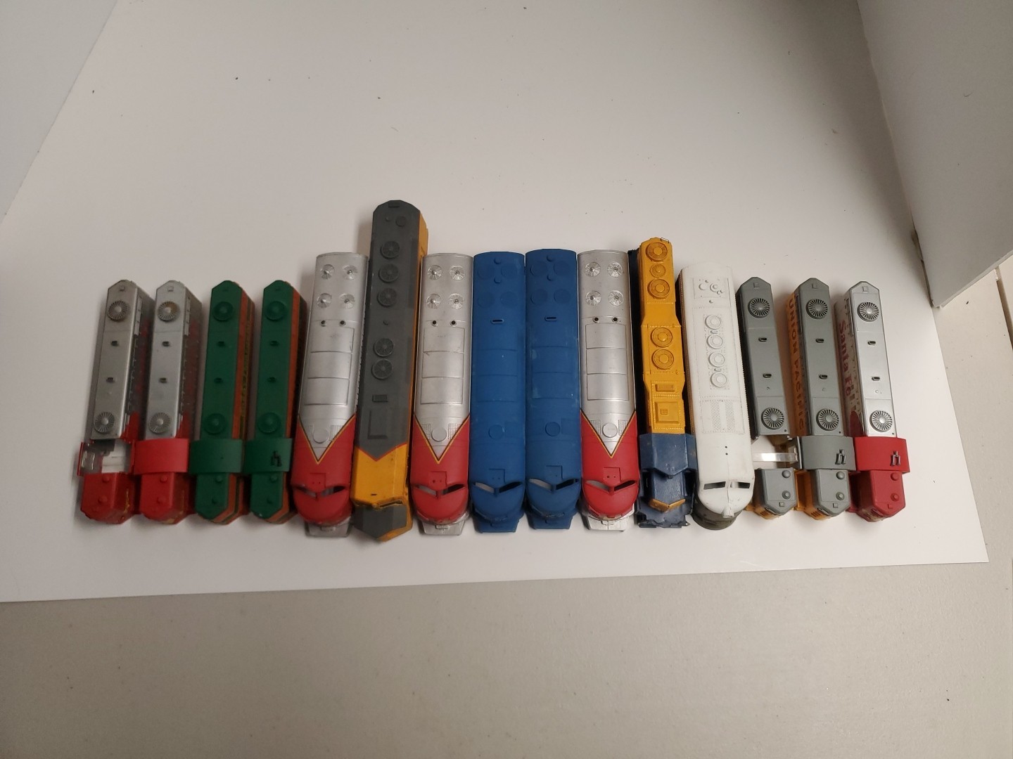 HO Scale UNBRANDED DIESEL CON RAIL SANTA FE UNION SHELL ONLY MIXED Lot Of 15 Bx1