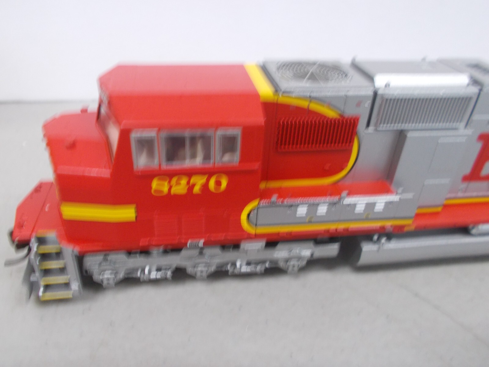 ATHEARN / GENESIS # G6135~ BNSF SD75M POWERED LOCOMOTIVE # 8270 ~HO SCALE