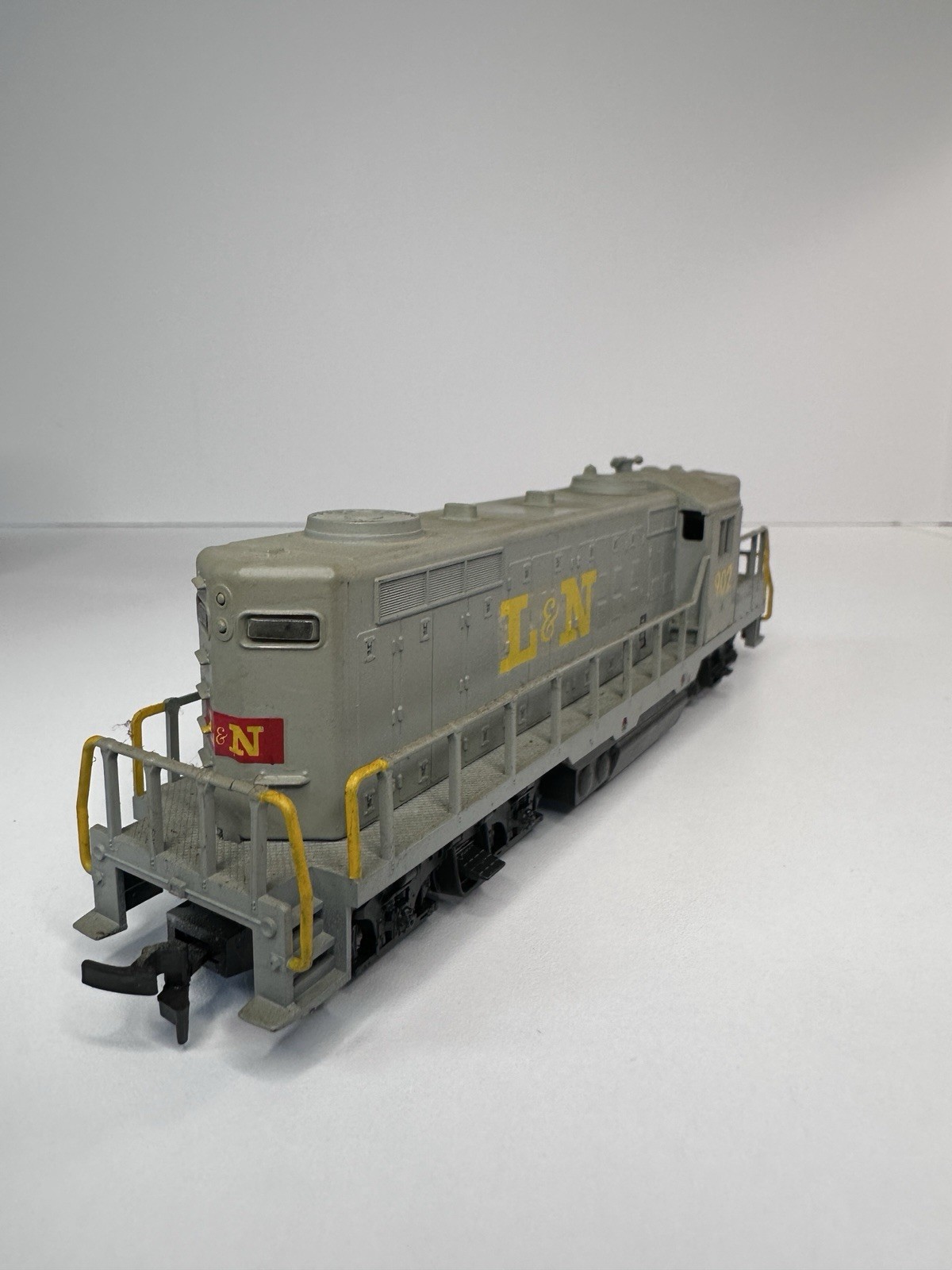 AHM EMD GP-18 Diesel Loco L&N #902