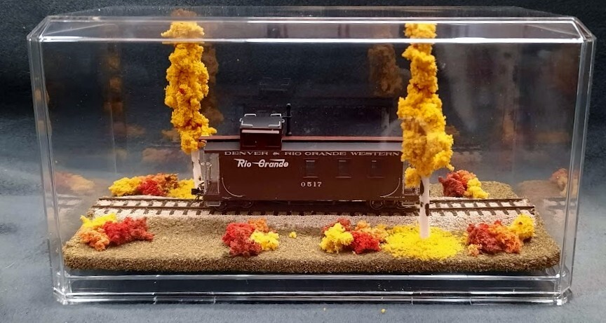 HOn3 SCALE 9″ SINGLE TRACK DISPLAY CASE – FALL FOILAGE SCENE- FOR ANY HOn3