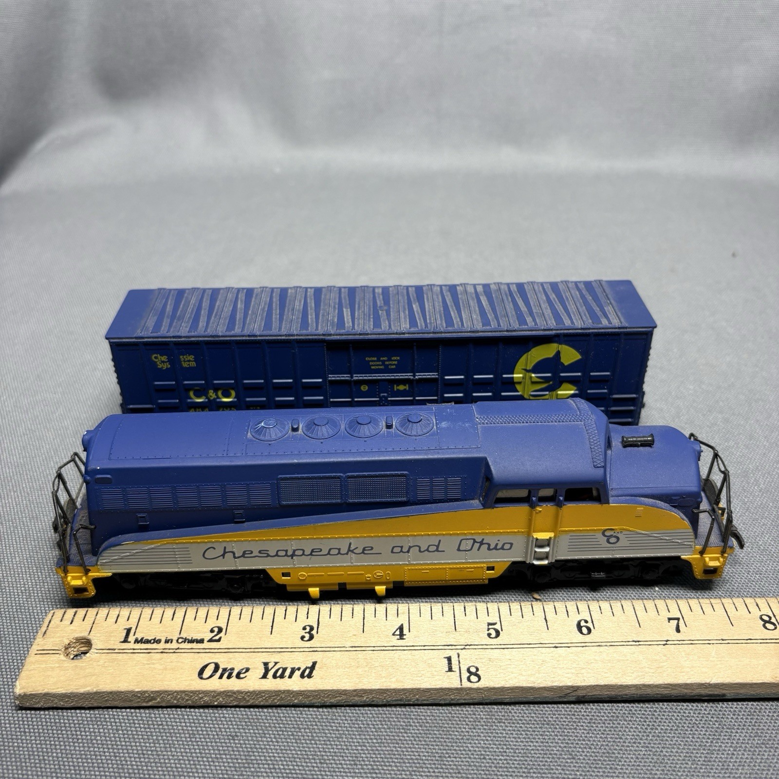 AHM HO Scale Chesapeake & Ohio Tempo Diesel Locomotive 1845 W/ Box Car 2pc