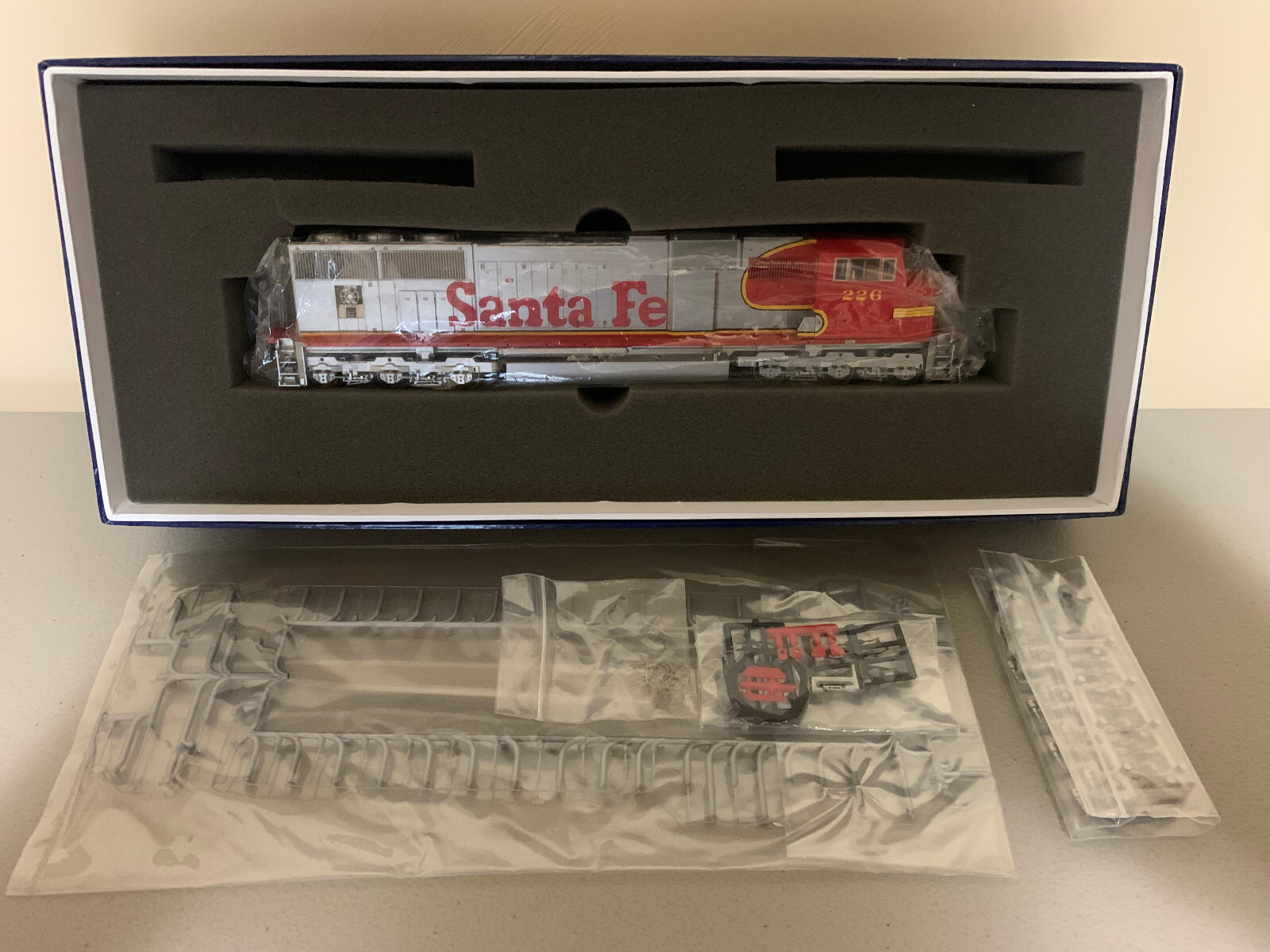 Athearn Genesis HO Scale Santa Fe SD75M Diesel Locomotive #226 (#G6137, #1)