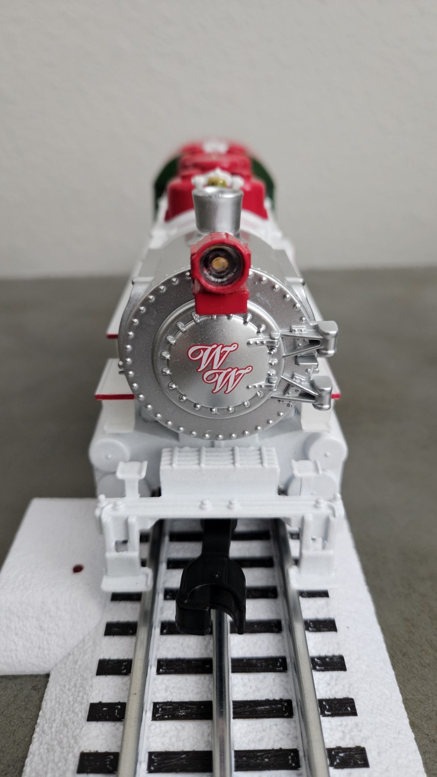 Lionel Christmas WW #1223 LC/BT 0-8-0 Steam Engine w/ Remote & 4 Pieces Of Track