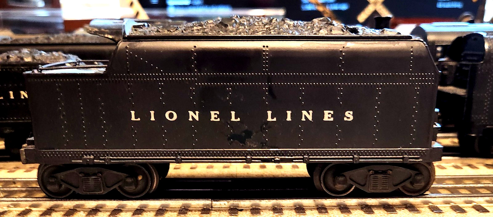 LIONEL 2466W TENDER ONLY NO LOCO IN FAIR COND, FLYING SHOE TRUCKS DEEP DISH WHLS