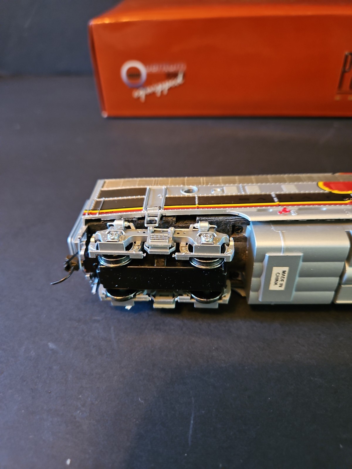Broadway Limited AT&SF War Bonnet – EMD F7 A AT&SF #37L.
