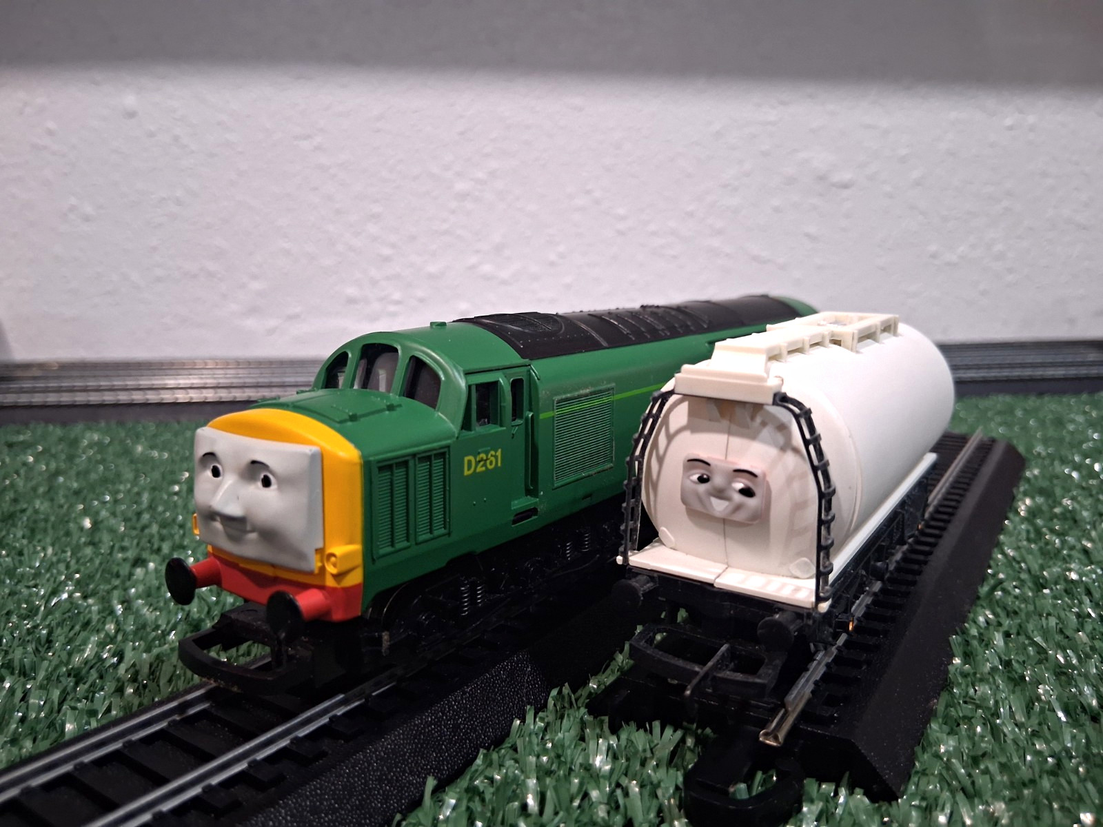 Thomas And Friends Hornby D261 With Tanker HO/OO GAUGE TESTED WORKING RARE!