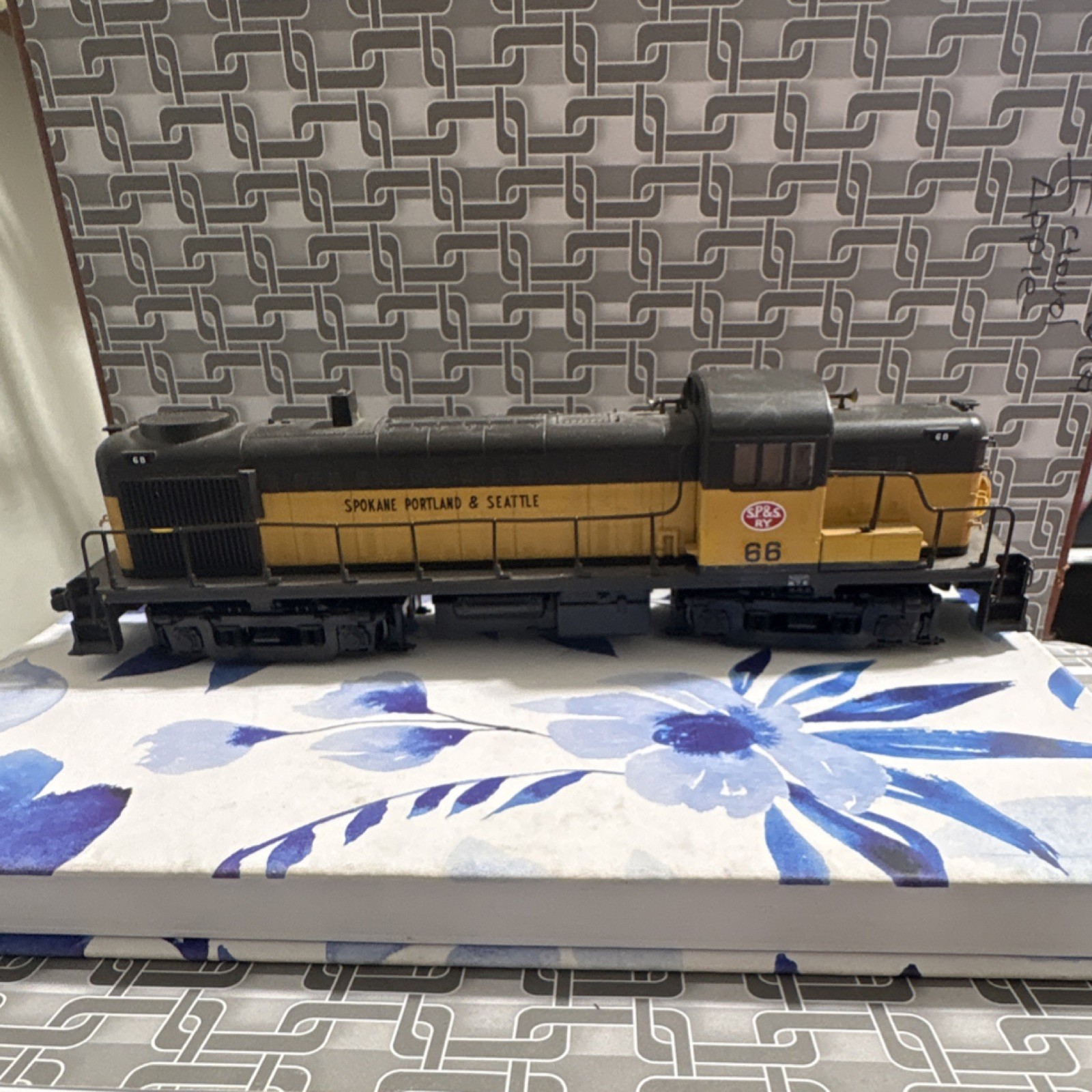 Athearn HO EMD GP9 Diesel Locomotive Spokane Portland & Seattle #66 4330