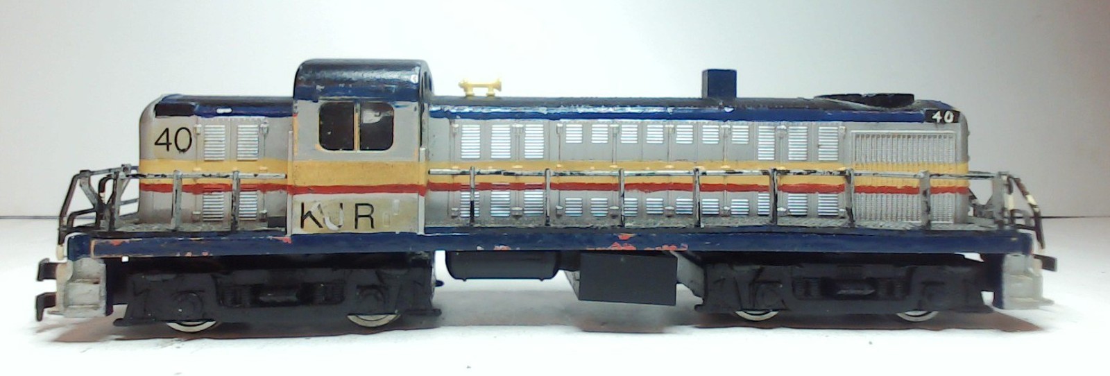 Hand-painted AHM HO RS-2 Diesel Locomotive, 2 Cabooses – Roco, Unbranded (DL076)