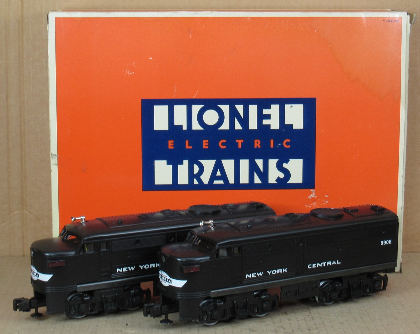 Lionel 18908 New York Central ALCO FA-1 A-A Diesel Engine Set O-Gauge NOS *