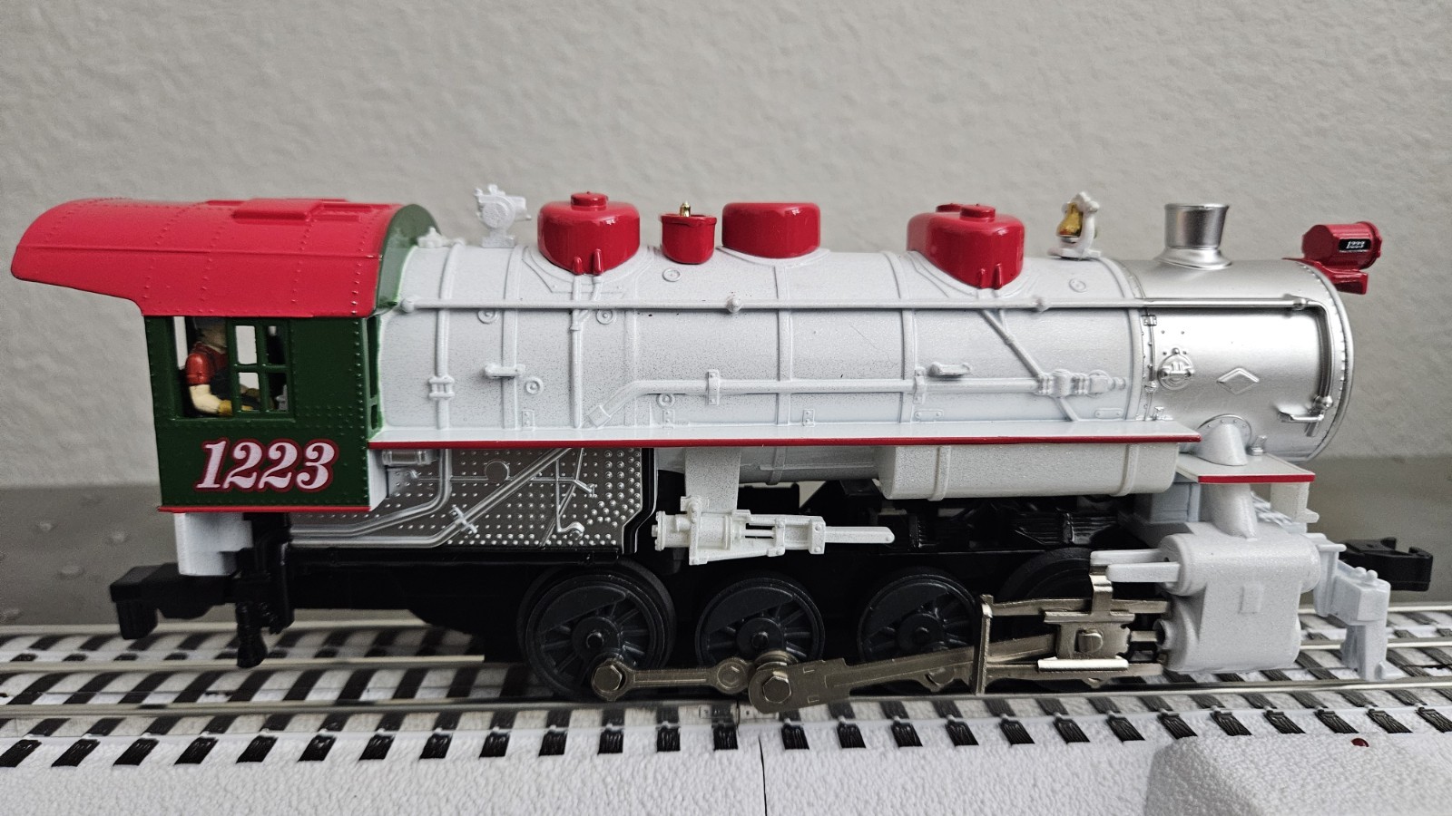 Lionel Christmas WW #1223 LC/BT 0-8-0 Steam Engine w/ Remote & 4 Pieces Of Track