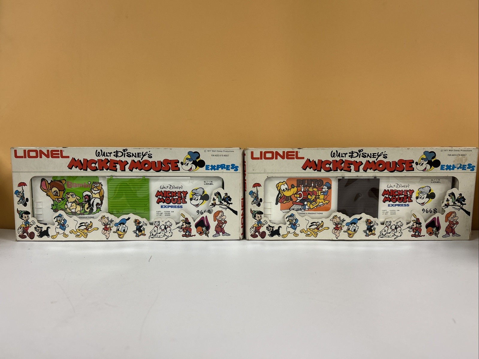 Lionel 15 Piece Disney Mickey Mouse Express Train Set Complete