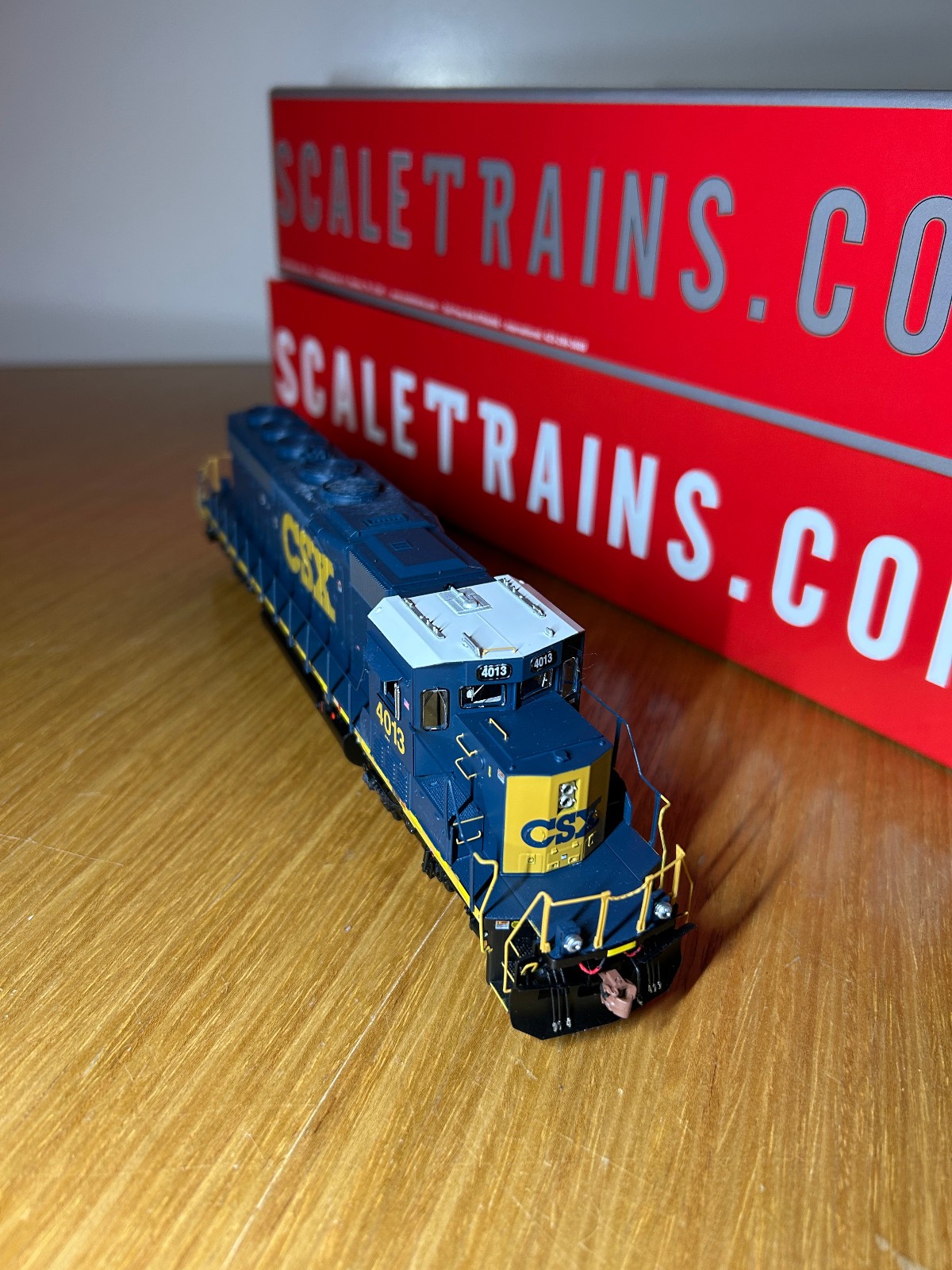 HO Scale ScaleTrains RivetCounter SD40-2/SD40-3 CSX #4013 DCC/SOUND
