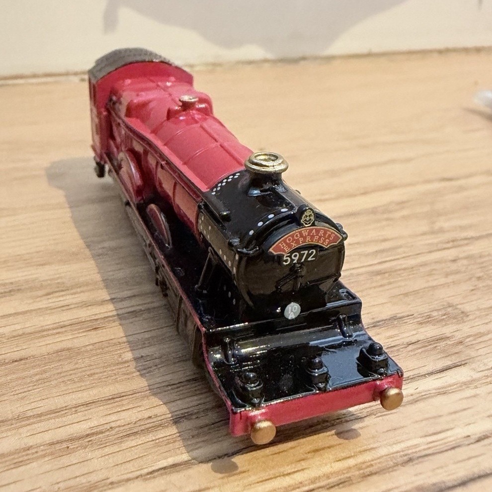 Harry Potter Hogwarts Express Steam Locomotive 5972 Red/Black