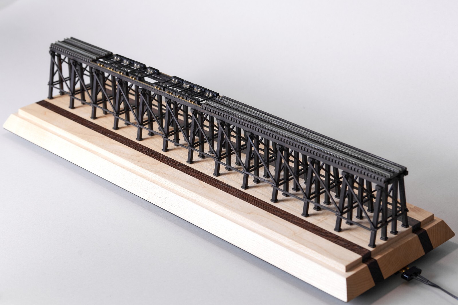 Working Wood Bridge Display for DC/DCC Locomotives HO scale