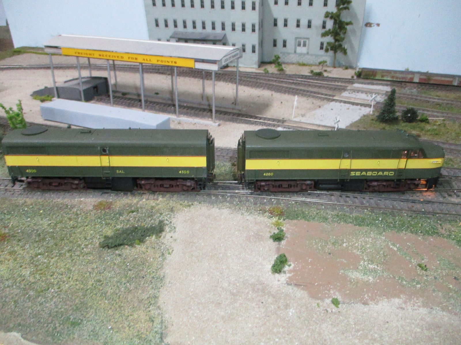 SAL 4200/4300 FA2/FB2,BOTH PWR’D,DC/DCC/SOUNDWEATHERED TRUCKS,PAINTED CREW,LED’S