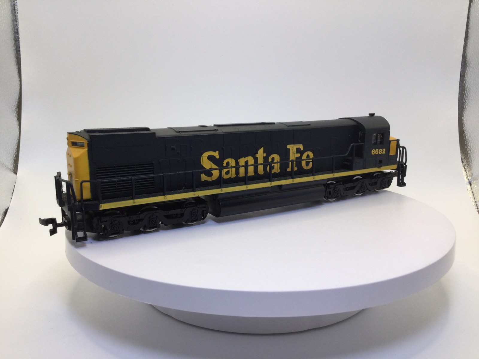 HO Scale Santa Fe Alco C-628 Deisel Powered Locomotive #6682 With Lights