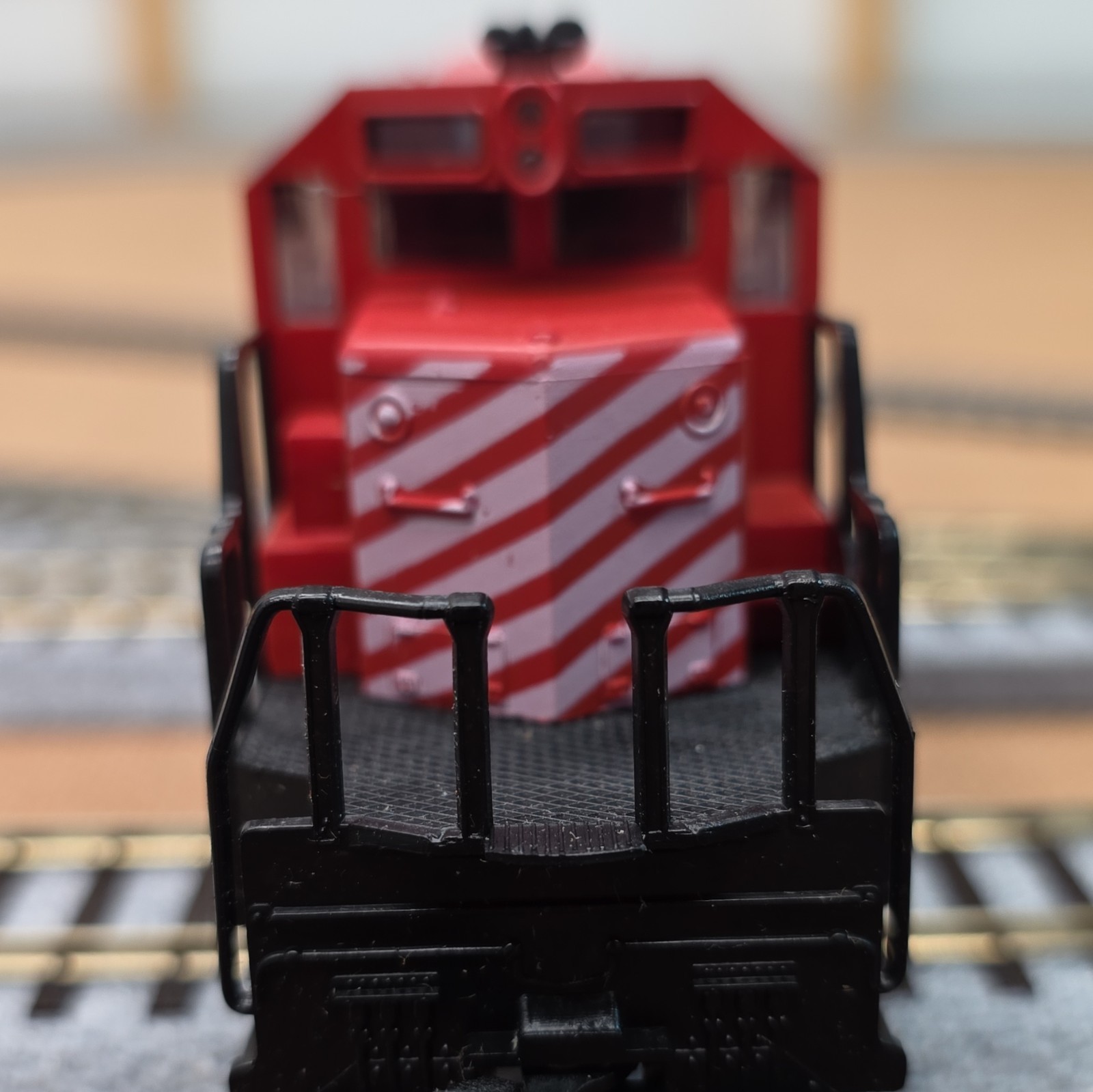 Model Power HO Alco SD40 CP Rail 4242 Diesel Locomotive DC Analog