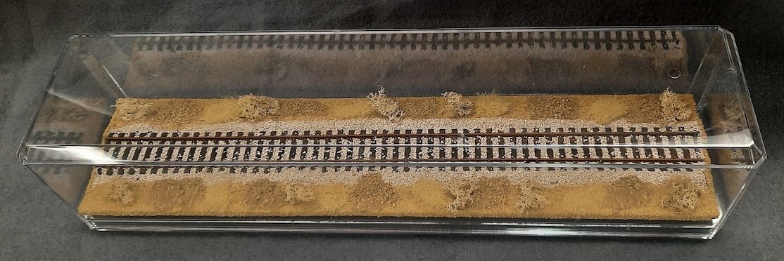 HO SCALE 16″ SINGLE TRACK DISPLAY CASE- “DESERT SCENE”- FOR ANY HO TRAINS