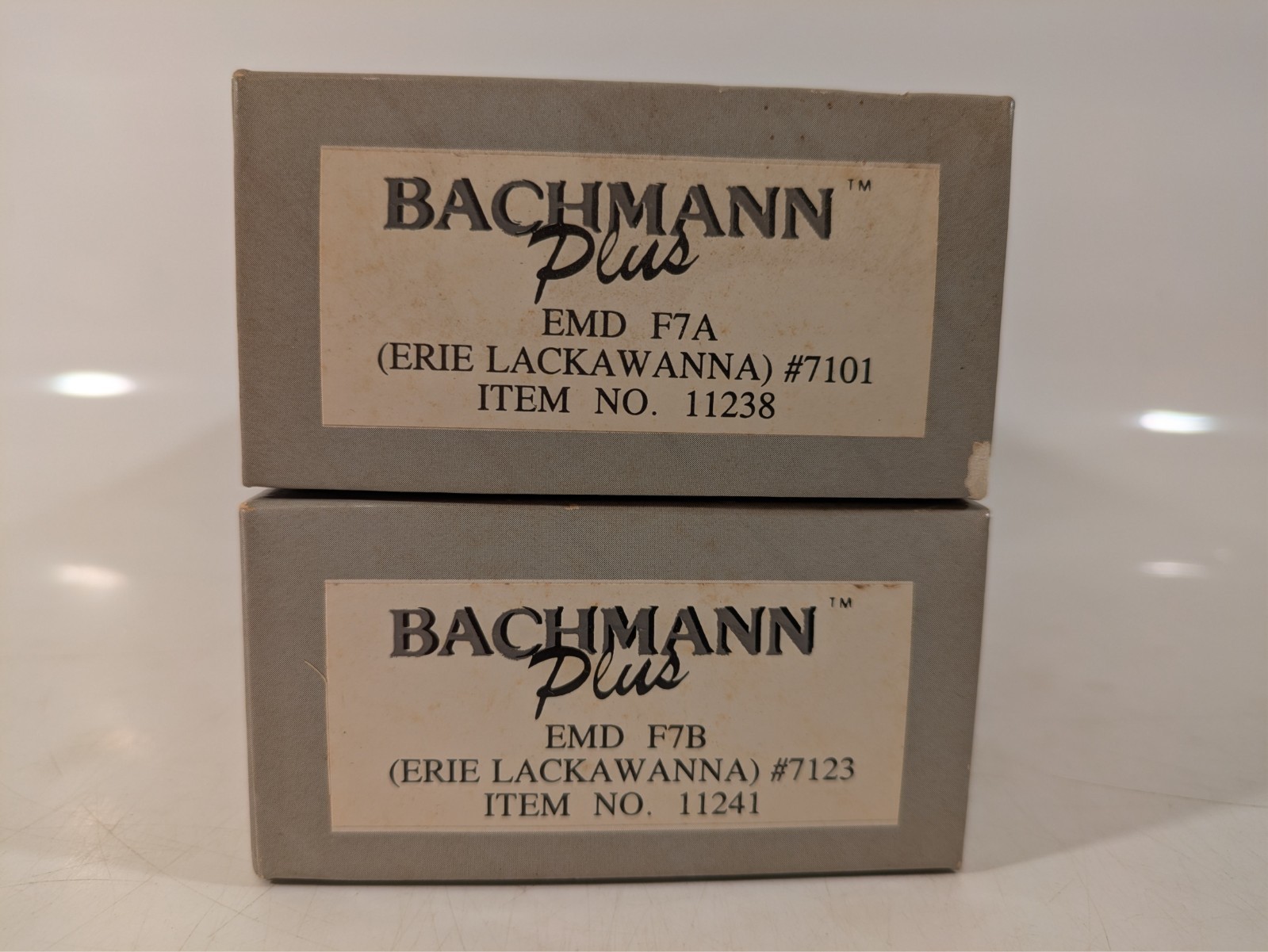 HO EMD F7A/F7B Set (Both Pwd) EL Erie Lackawanna DC #7101/7123 NIB NOS #11238/41
