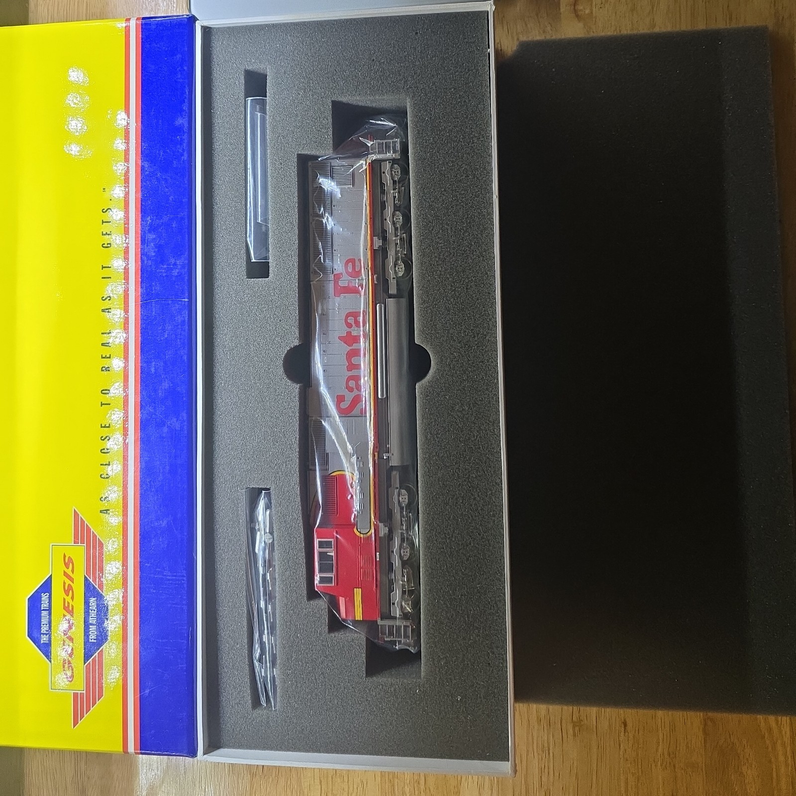 HO Scale Athearn Genesis, SD75M Diesel Locomotive, Santa Fe, No # Red & Silver