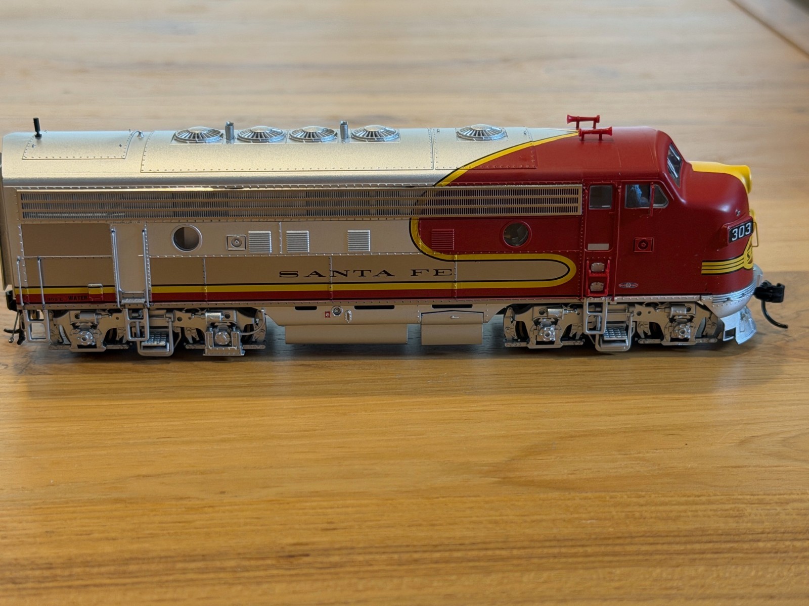 Walthers 920-40903 HO SF EMD F7A with Tsunami Sound & DCC #303L