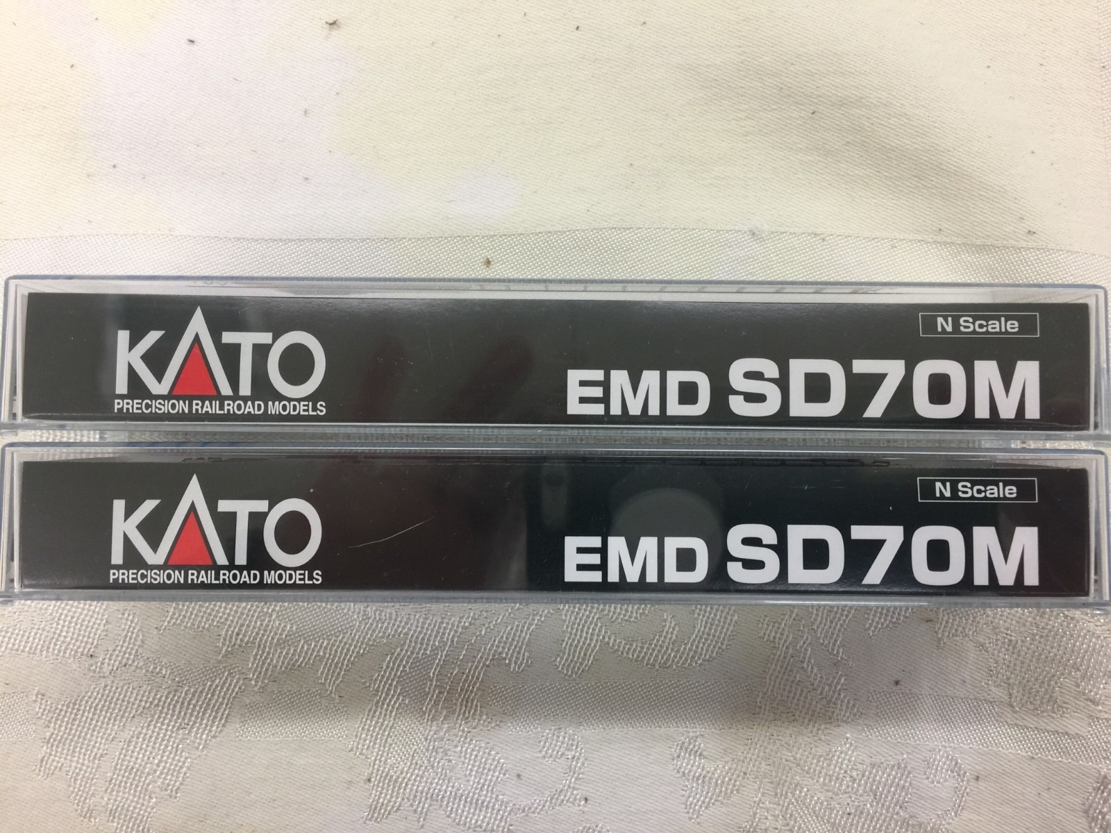 KATO Southern Pacific – EMD SD70M #9800 & #9818 *Light Use* Great Cond.